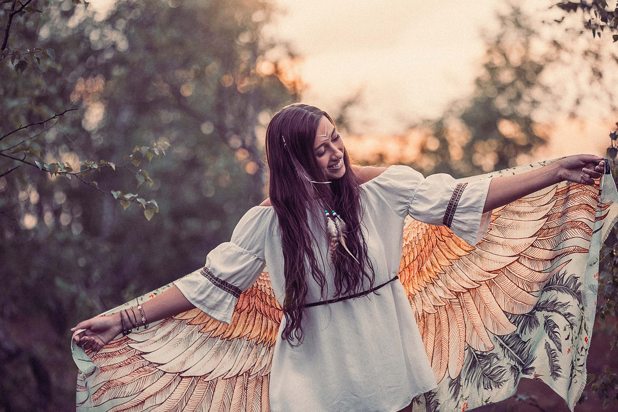 Einzelshooting mit Federtuch im Sonnenuntergang