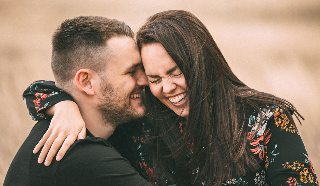 Paarfotografie in Siegen natürliches Lachen