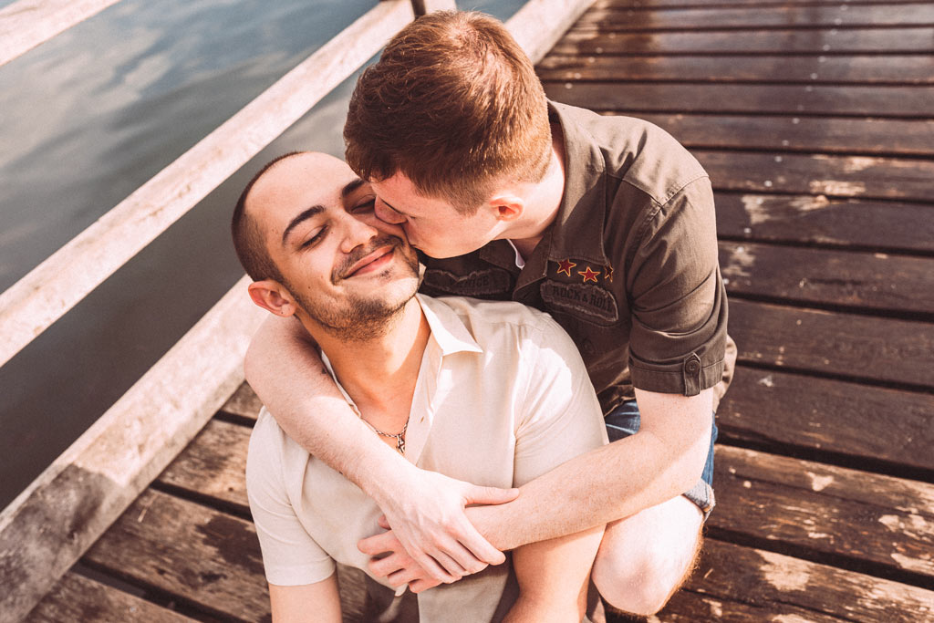 Fotoshooting homosexuelles Paar auf Steg
