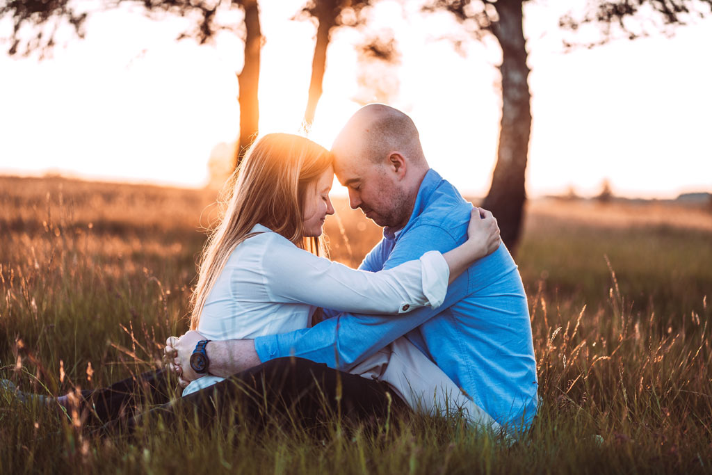 fotograf-siegen-fotoshooting-paarshooting-sonnenuntergang Paarfotoshooting in Siegen Fotograf